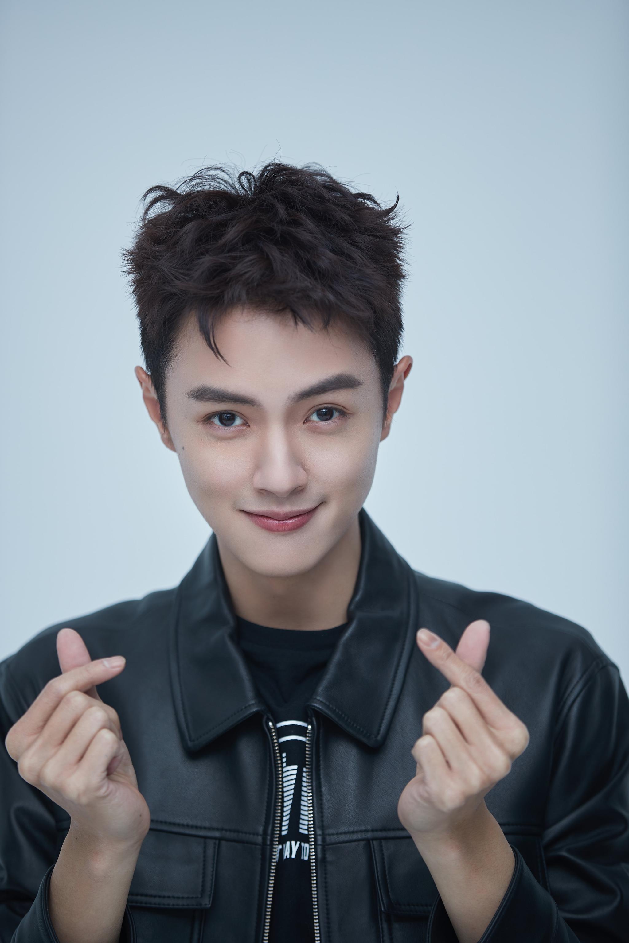 不被定义不惧改变 官鸿展明媚笑容迎25岁生日|官鸿|生日|花泽类_新浪