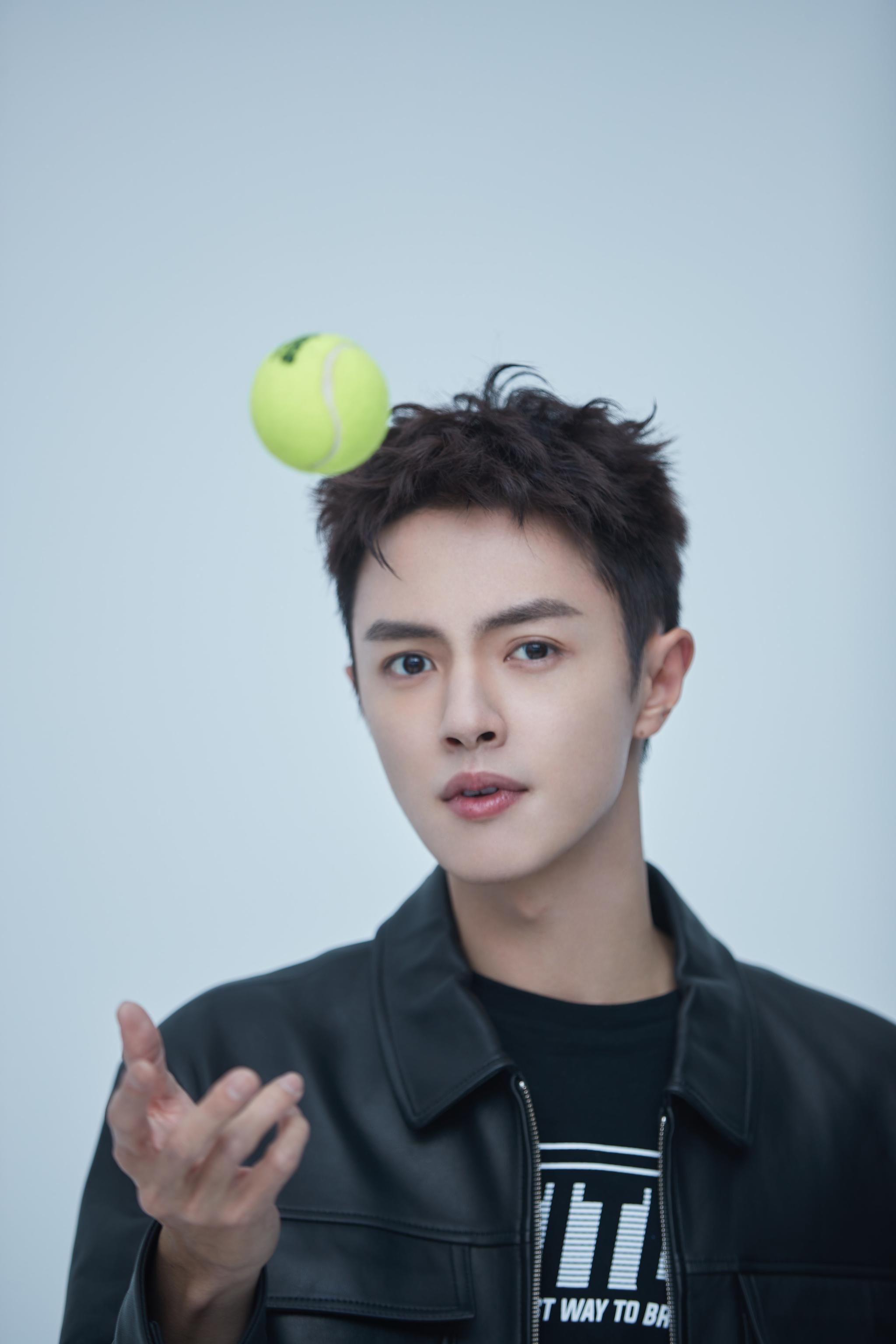 不被定义不惧改变官鸿展明媚笑容迎25岁生日