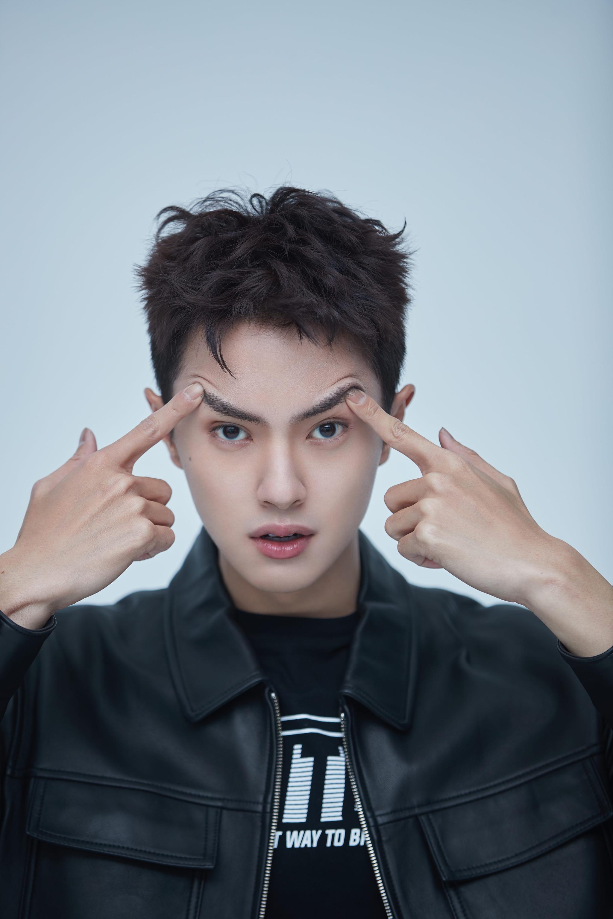 不被定义不惧改变官鸿展明媚笑容迎25岁生日