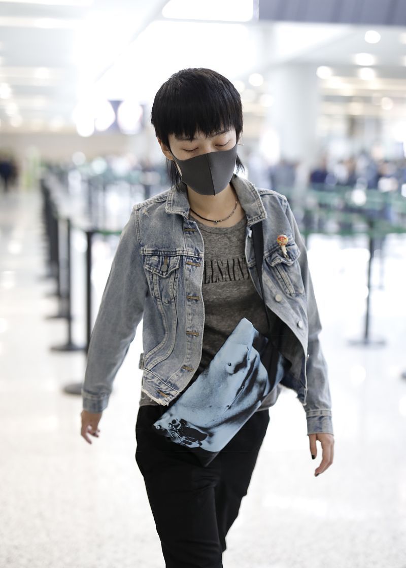 曾轶可终于露面现身机场,清爽短发变帅气boy