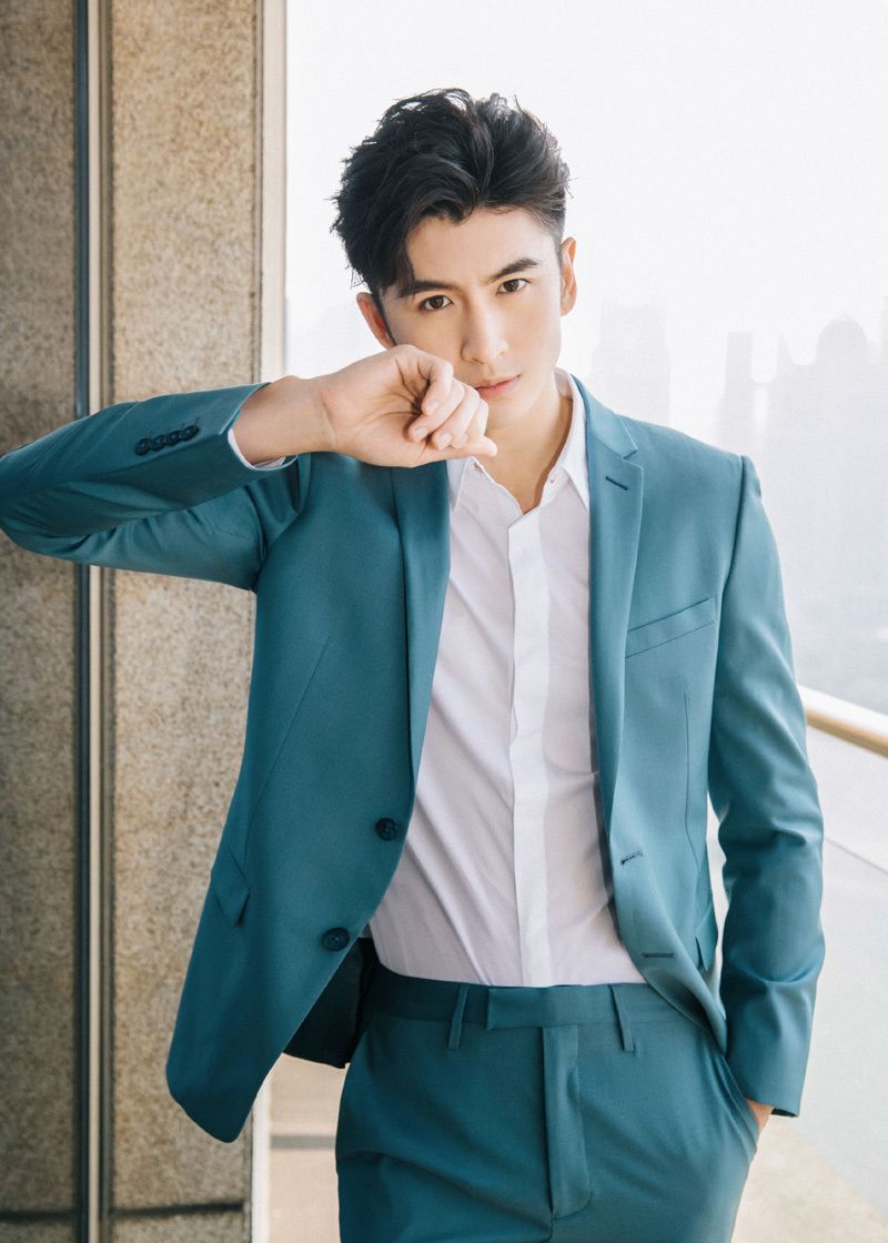 分享一组穿西装的张云龙,眼光帅气,特别的干净,有着特殊的魅力