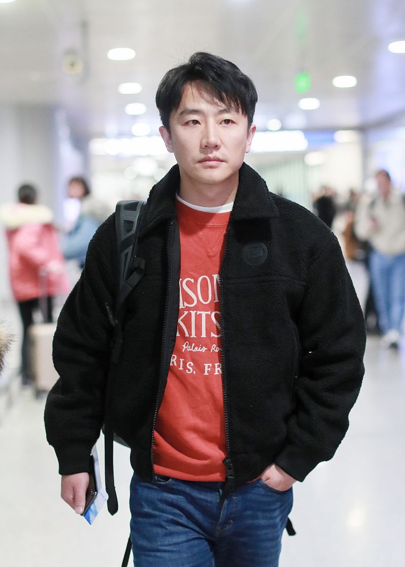 黄轩街拍:onitsuka tiger羊羔毛夹克牛仔裤小白鞋 商务休闲