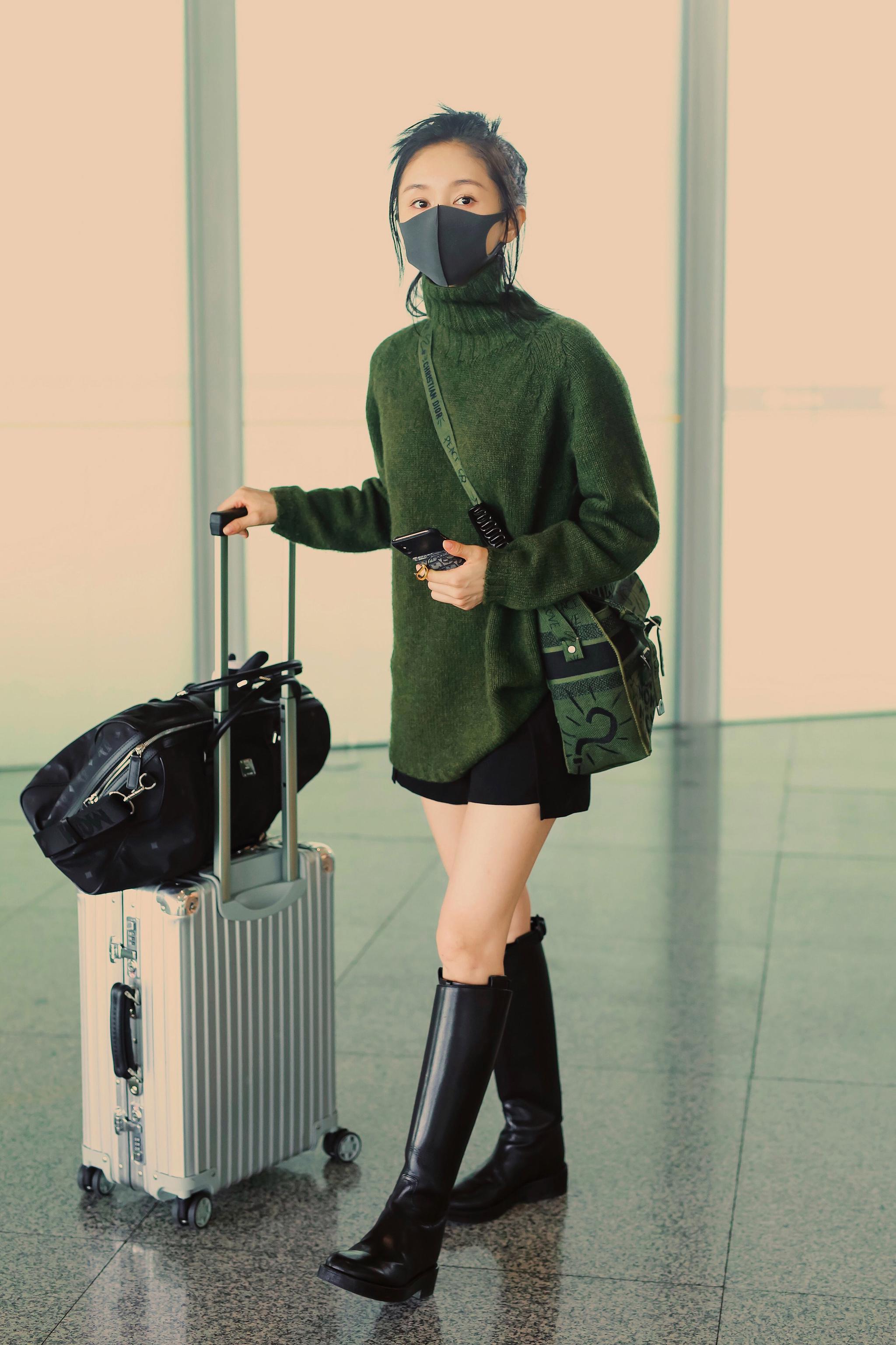 王子文墨绿色系现身机场 时髦复古满溢浓郁秋韵