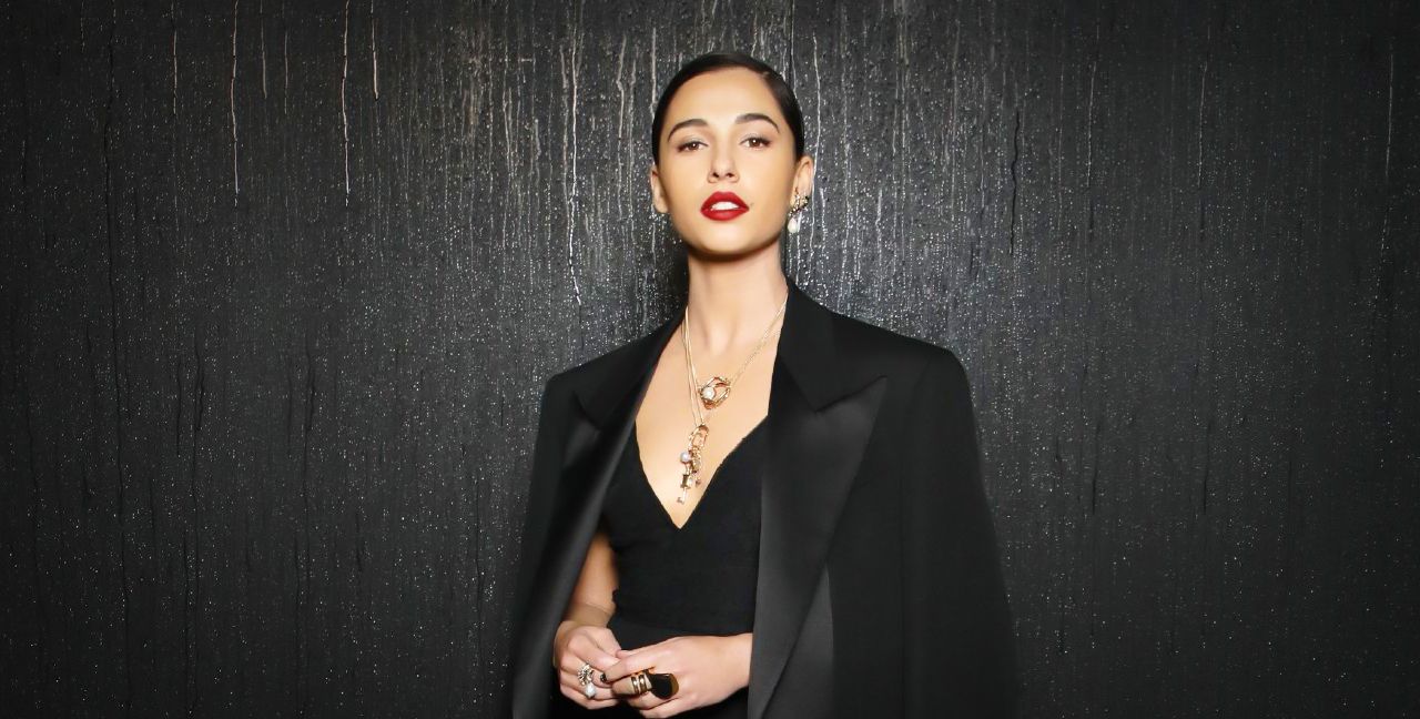 2020巴黎时装周,明星娜奥米·斯科特naomi scott现身观秀