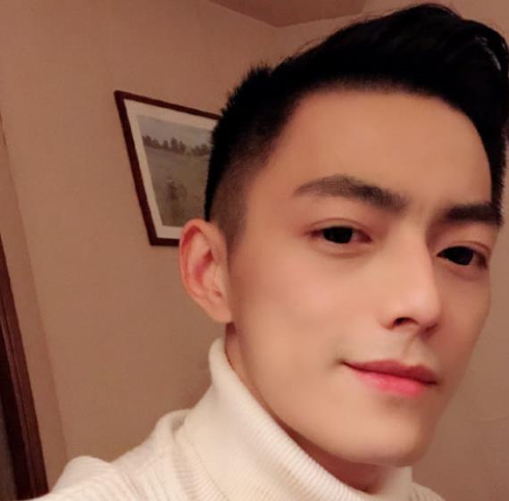 电竞霍建华再"翻车",离开美颜暴露真实颜值,网友:不敢认!