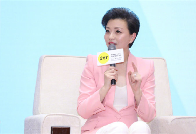 50岁杨澜风采不减当年,一身粉白搭配大气又减龄,看起来最多3