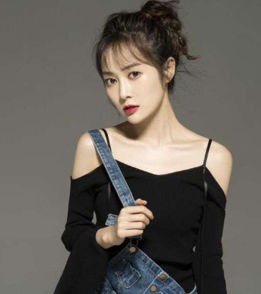 精致的五官,时尚的丸子头,甜美可爱,周娇中国内地女演员,模特!