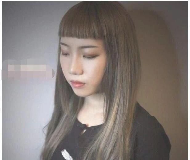 蜂蜜茶色长发尾端自然拨卷,短刘海也能走成熟风格