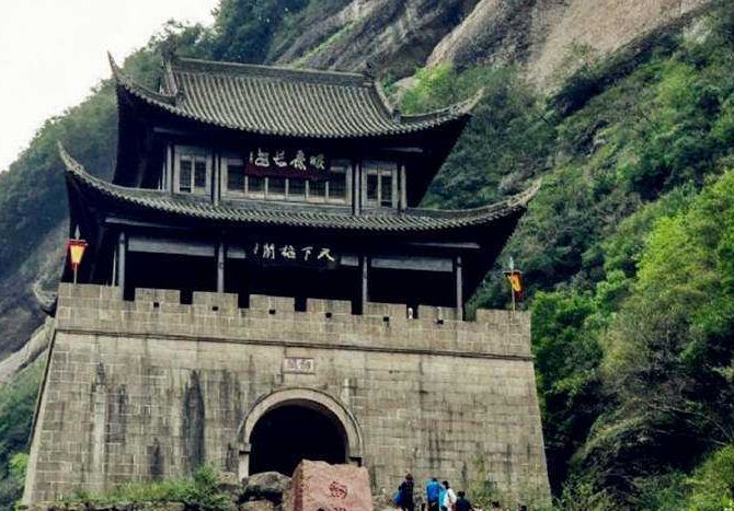 “剑阁峥嵘而崔嵬”说的就是剑门关，一睹它的风采吧_新浪新闻