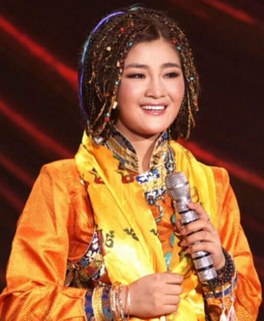 降央卓玛与老公丁珍曲扎近照,老公185英俊潇洒超浪漫