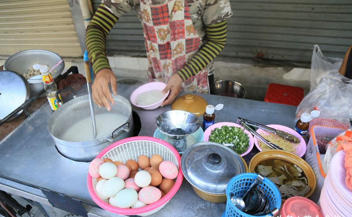 70岁大娘校门口卖稀罕早餐5毛一份排队全是小不点