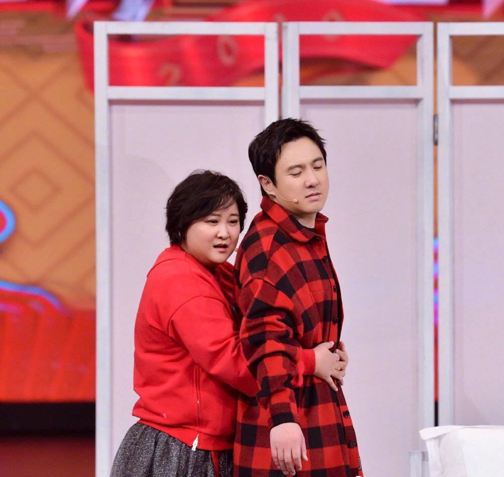 贾玲公主抱沈腾,轻而易举!画面太美