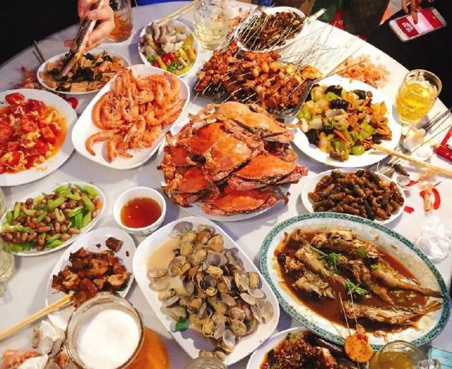 青岛人请客,自带海鲜,店家加工,岛城第一炭烤肉筋,就是这么豪