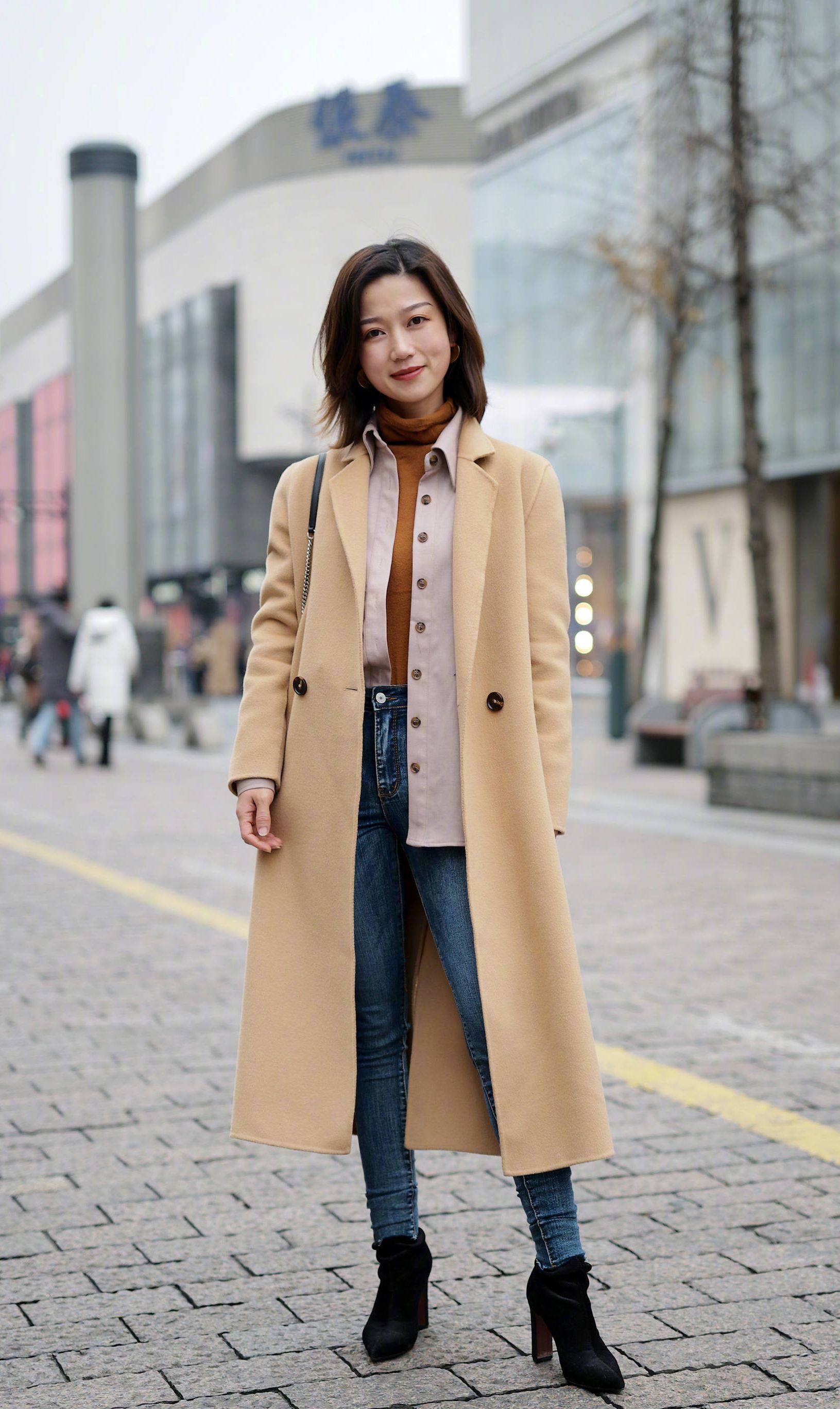 精致的女人用时髦的大衣搭配服饰高端大气上档次更有知性美感