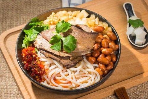 一碗热腾腾的米粉,铺上一层卤菜,加些酥脆的黄豆或花生米,真香