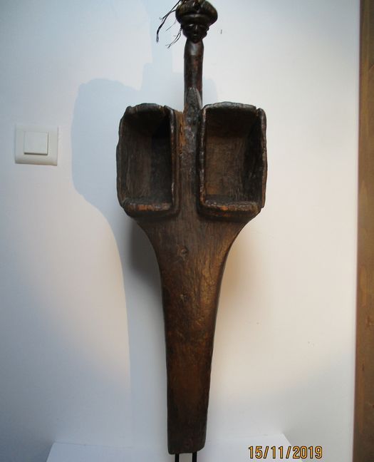 非洲铁匠的风箱实物!而因为其形状特殊,当地黑人非常崇拜"它"