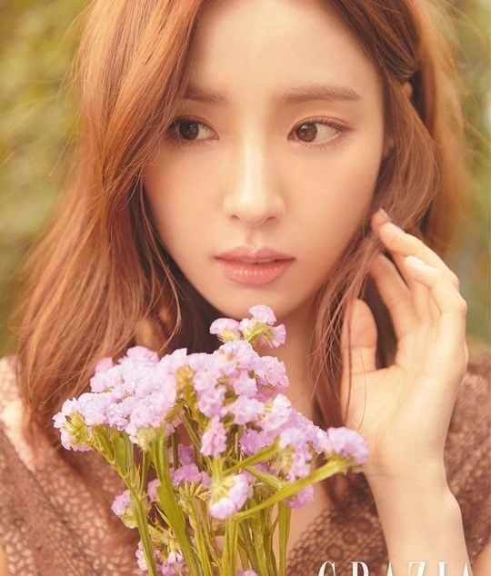 韩女星申世京登时尚杂志 赤脚踏春气质温柔