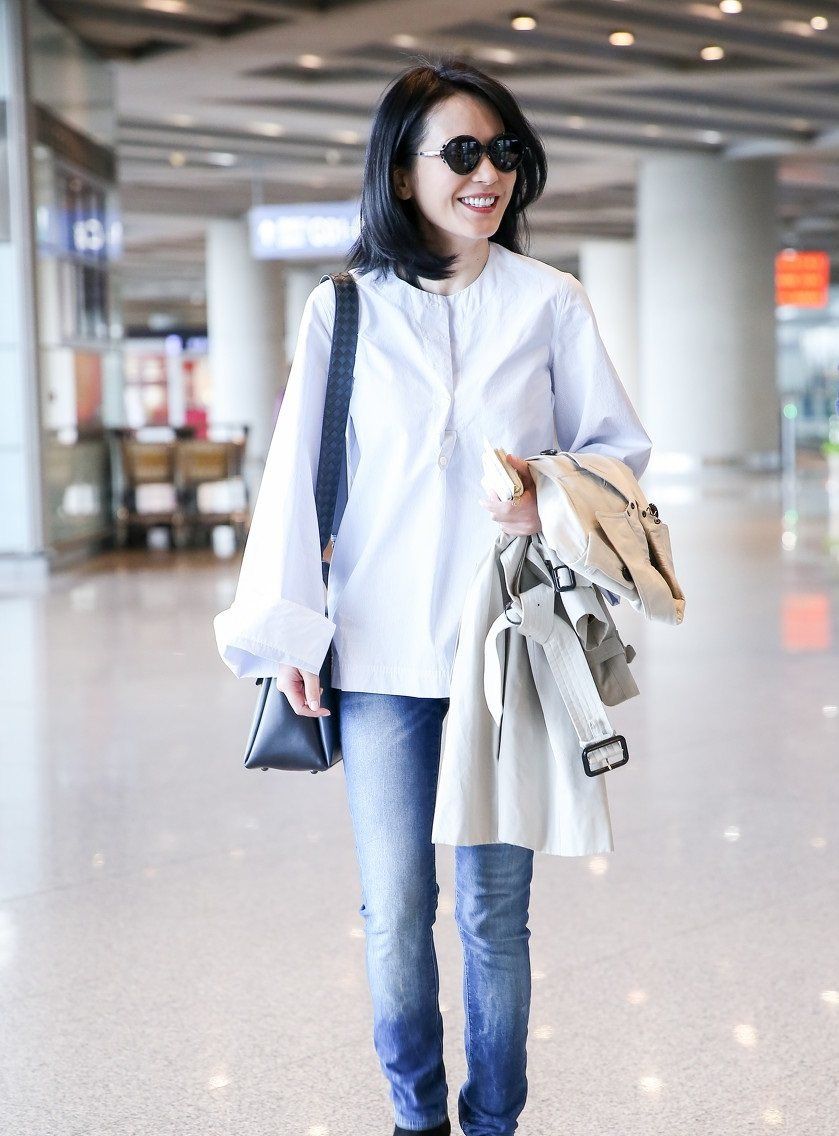 俞飞鸿机场照网友常服穿着更美朴实大气