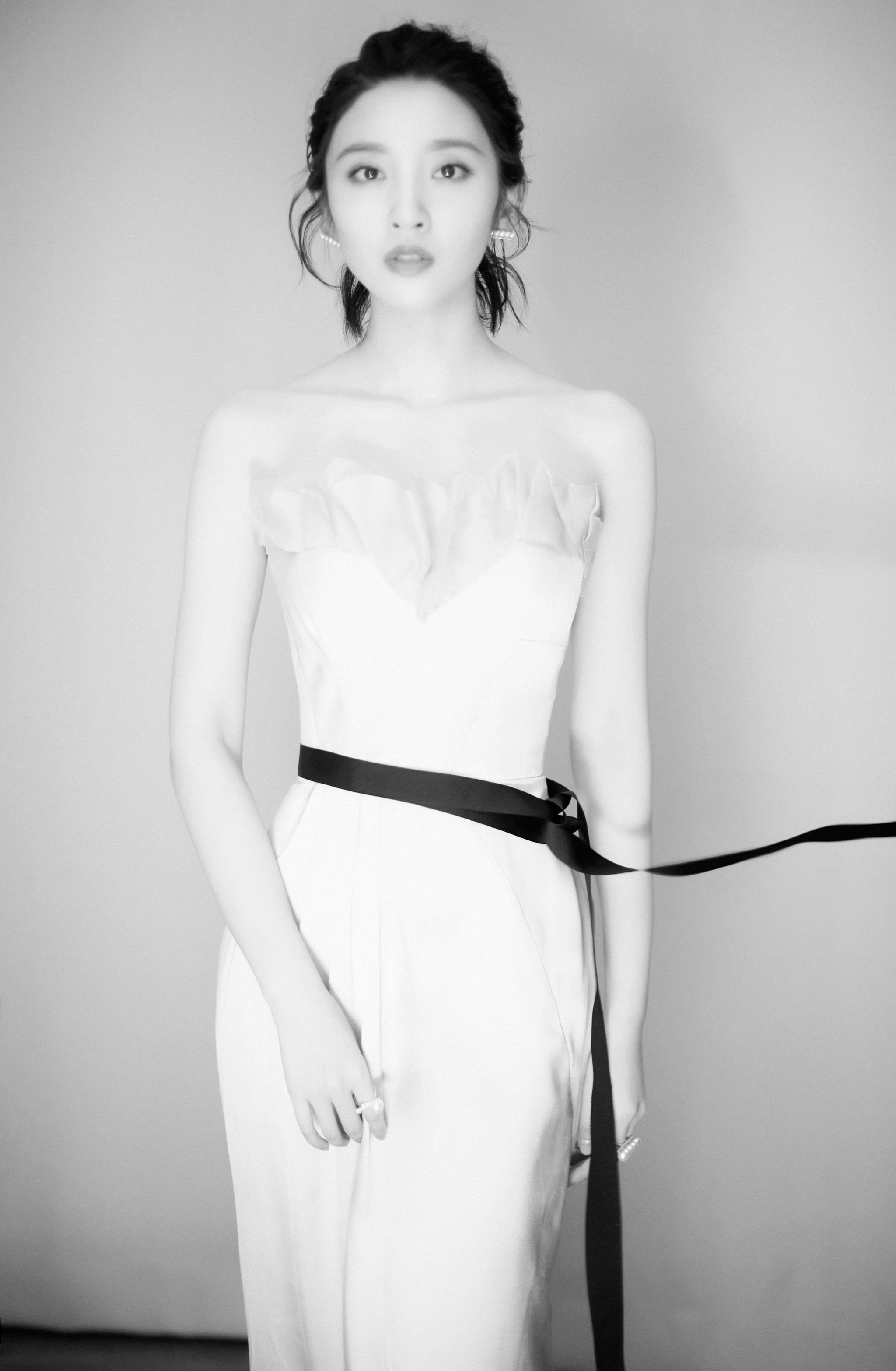 美女明星唐艺昕的一组时尚大片,身着一款抹胸礼服优雅迷人