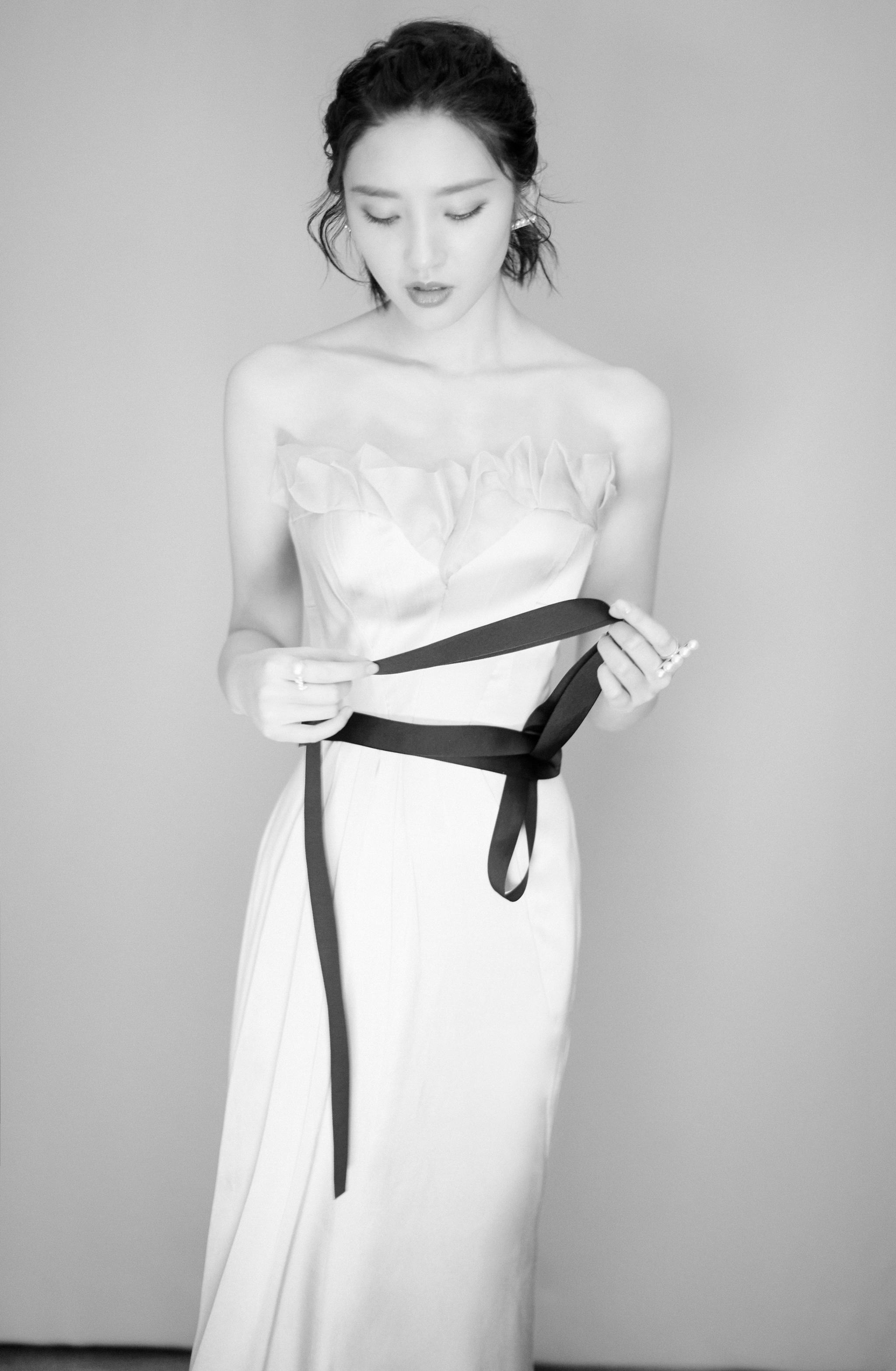 美女明星唐艺昕的一组时尚大片,身着一款抹胸礼服优雅迷人