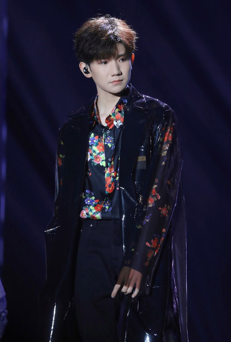 忍痛割爱,拿去!我最爱的王源生日演唱会帅气舞台照图片可做壁纸