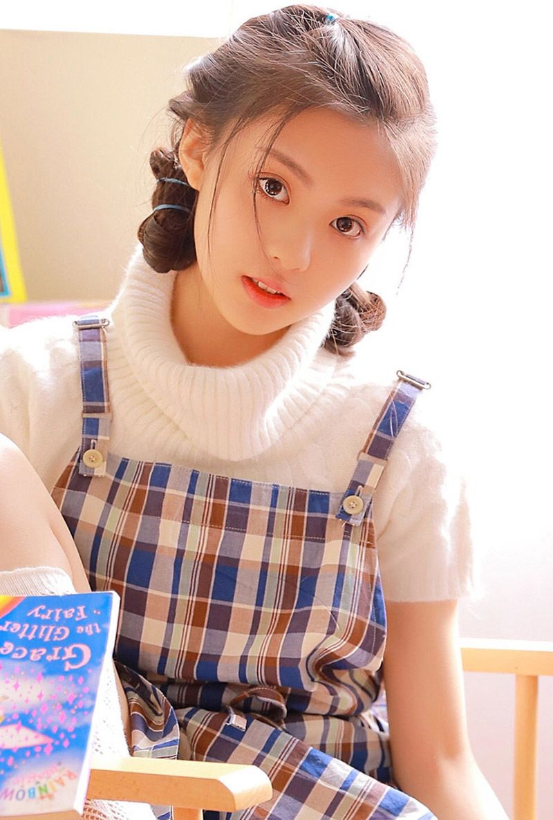 清纯美女摄影:大眼睛可爱美少女室内性感写真