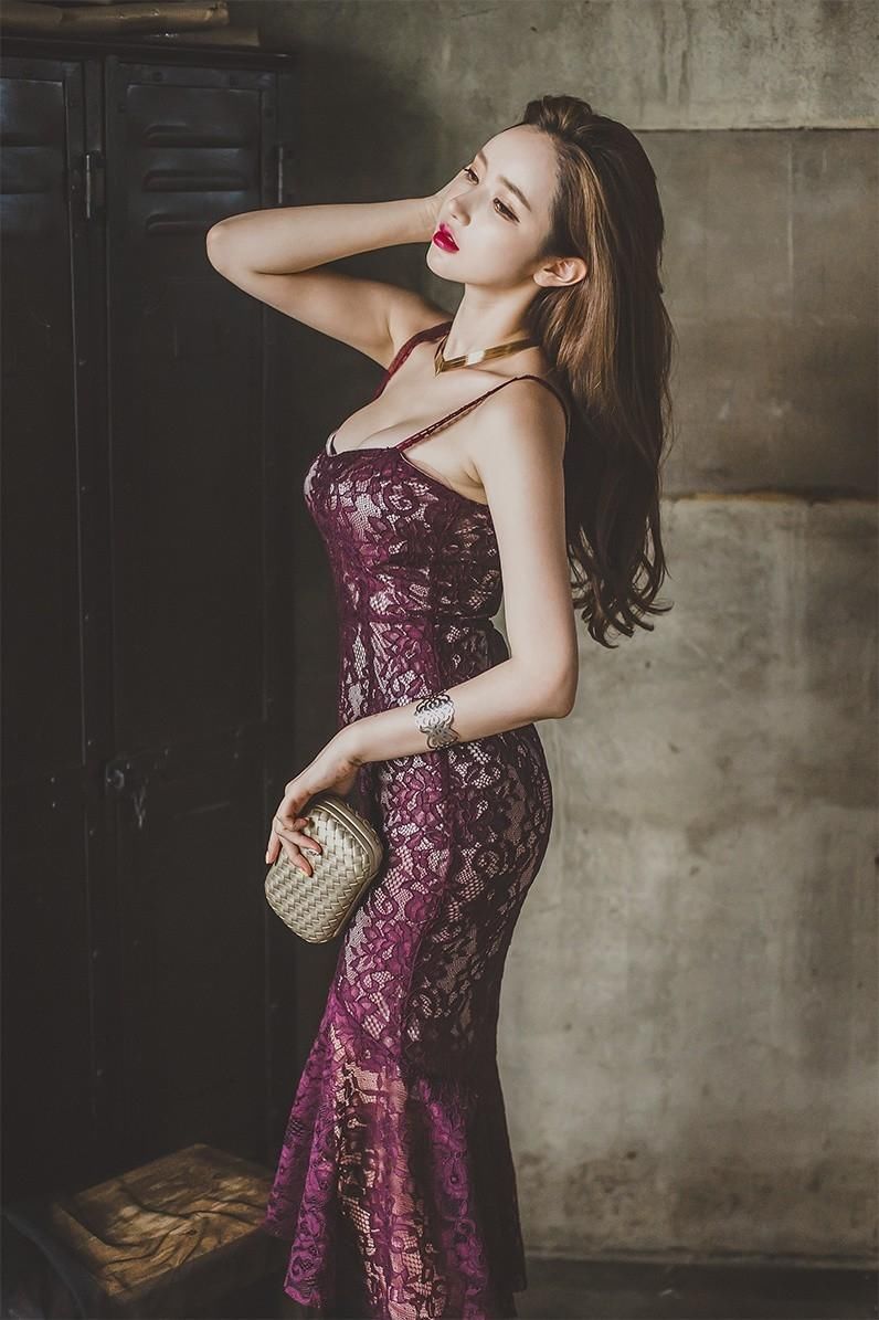 绛红色短裙吊带美女性感迷人的反派角色