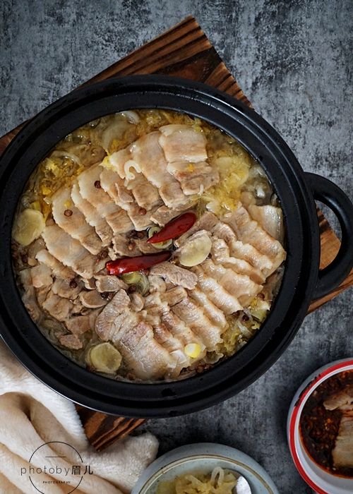 天寒地冻煮上一锅酸菜砂锅白肉酸爽不油腻热气腾腾真暖和
