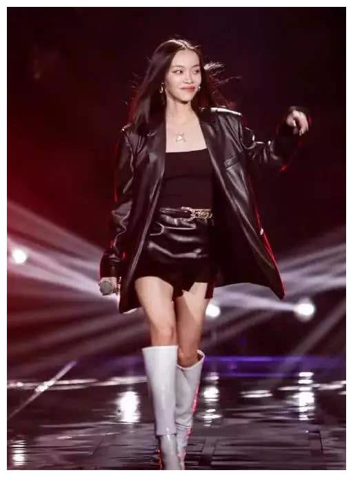 同样是奇袭歌手,为什么黄霄云奇袭成功,却丢了观众缘