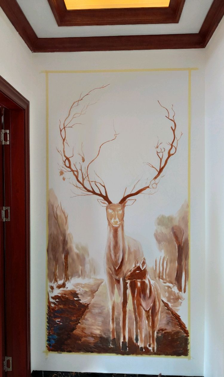 画一幅家装壁画彩鹿"财禄",画好后房子里顿时充满了生机
