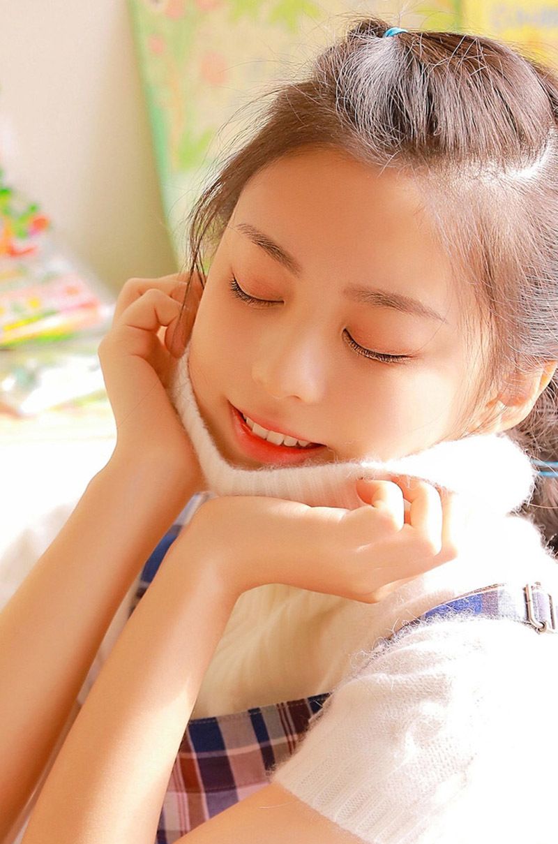 清纯美女摄影:大眼睛可爱美少女室内性感写真