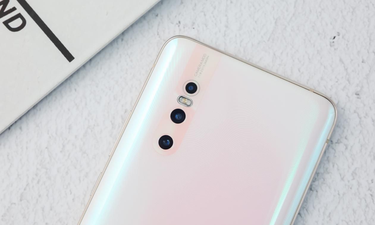 vivo真的是高产似神仙,强势消灭凸起的后置摄像头!