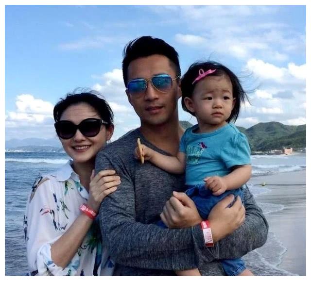 大s女儿"公主坐"火遍网络,网友狂赞:"有教养"的孩子,真美