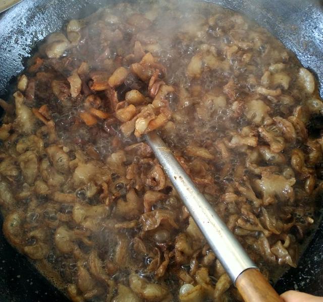 东北小时候的"油滋啦"是下酒美味,现在油滋啦被做成了一道好菜