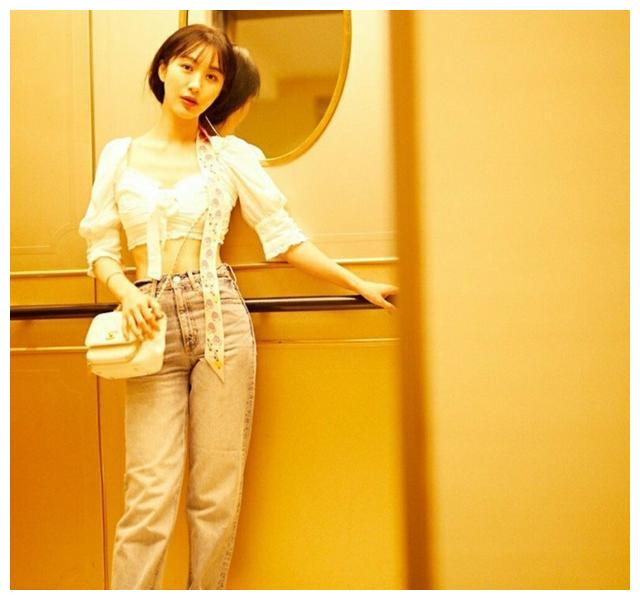柯基臀女神李菲儿秀出好身材