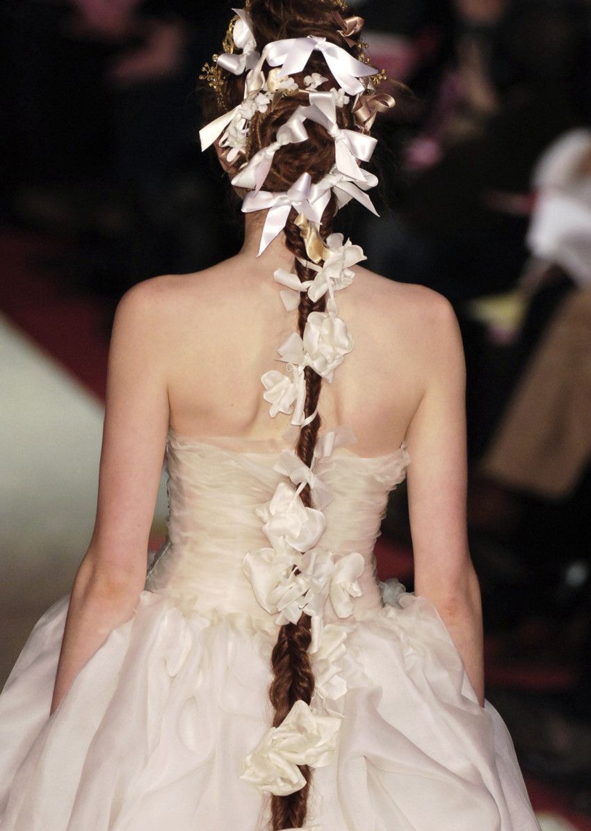 超美的外国模特穿婚纱走秀,宛如油画里走出来的人物一样美丽