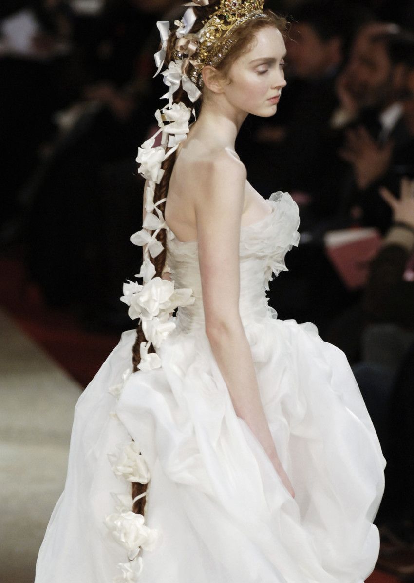 超美的外国模特穿婚纱走秀,宛如油画里走出来的人物一样美丽