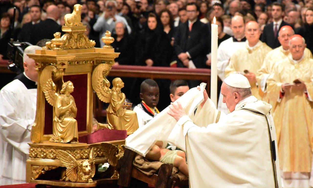 教皇在梵蒂冈举行弥撒活动,纪念耶稣基督的诞生