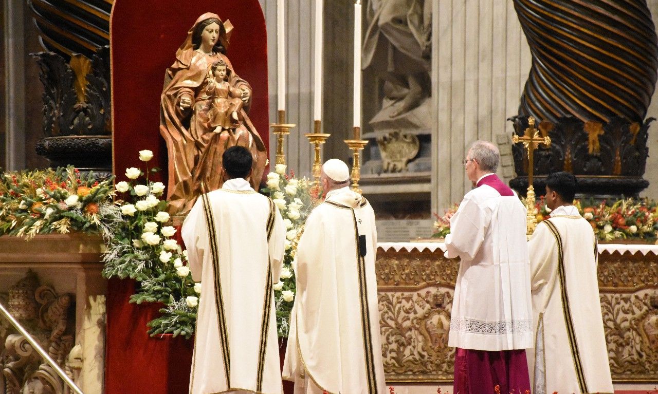 教皇在梵蒂冈举行弥撒活动,纪念耶稣基督的诞生