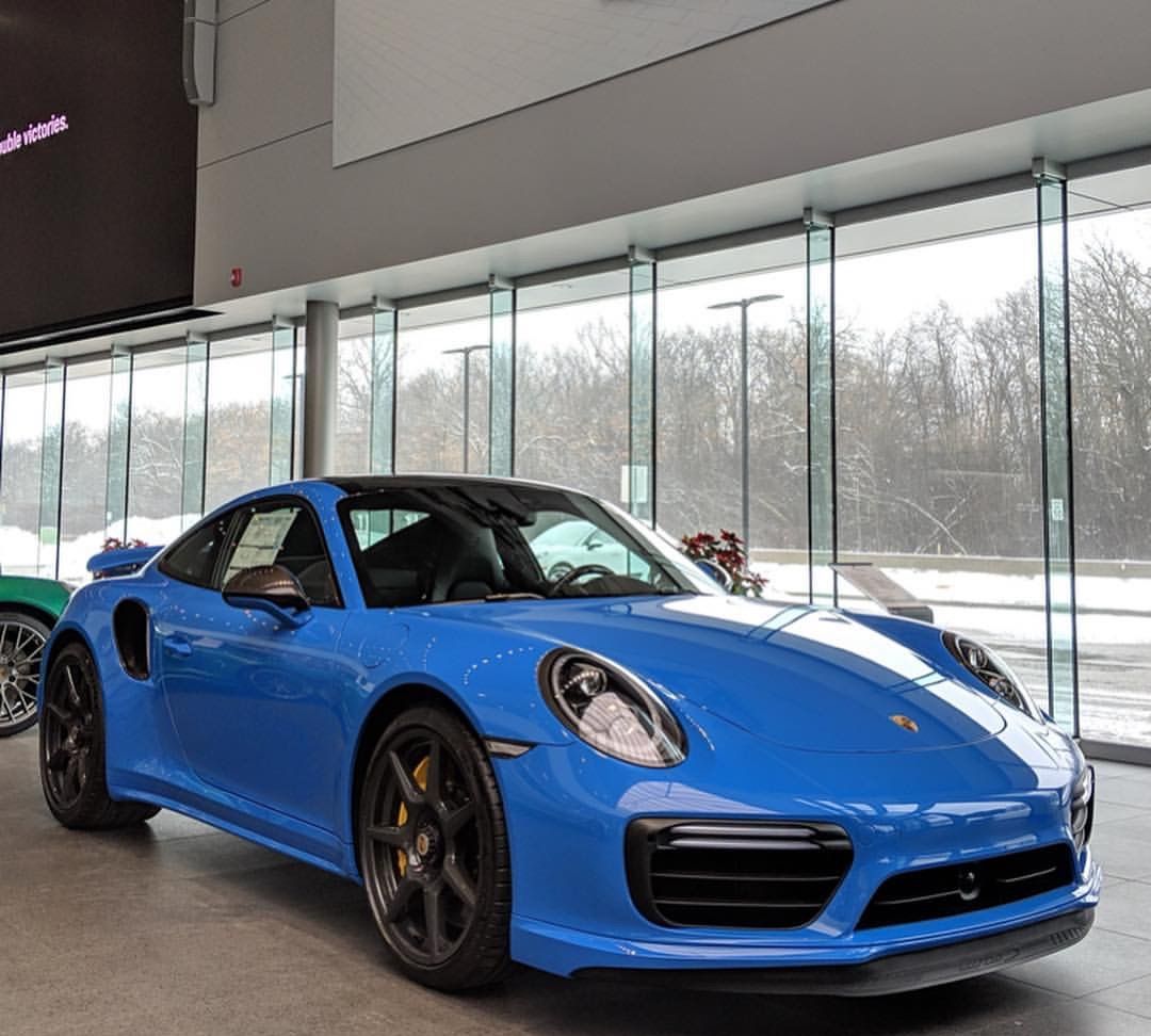 天空蓝色的保时捷911 turbo s