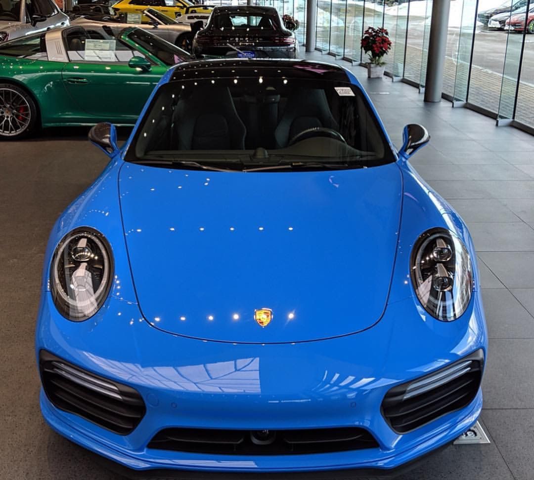 天空蓝色的保时捷911 turbo s