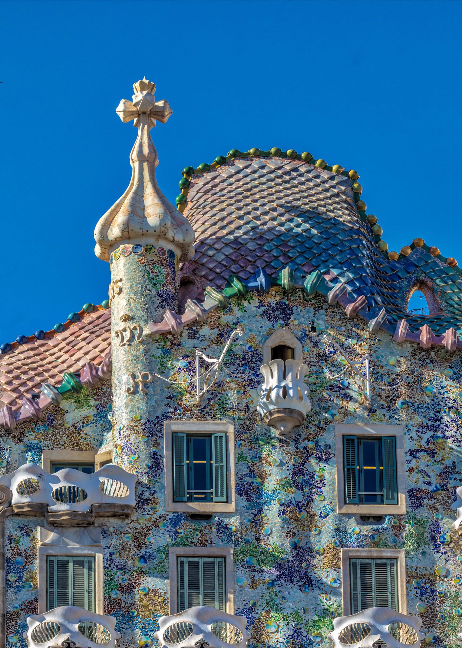 奇异的艺术建筑巴特罗之家,用色彩和不规则的设计吸引眼球_高清图集