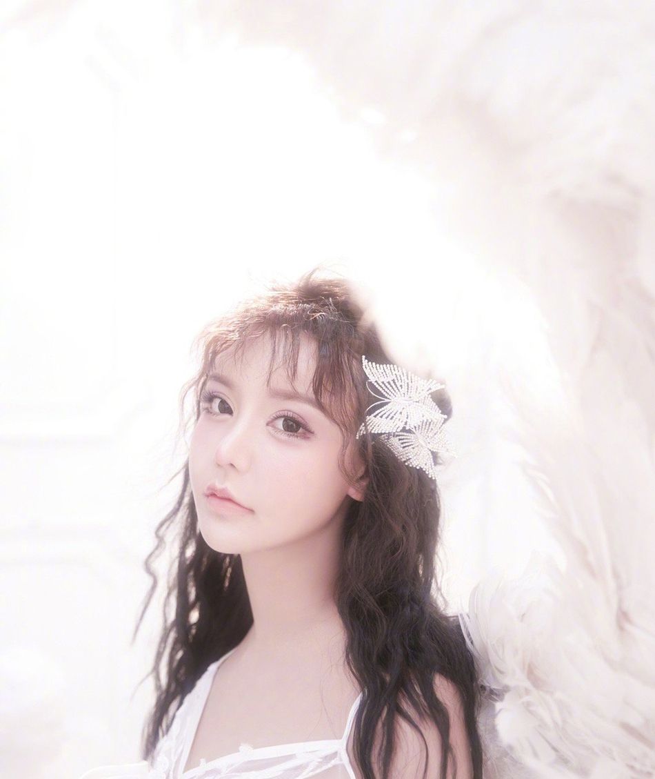 快出道了!王思聪前女友豆得儿晒写真 被指撞脸变形计网红