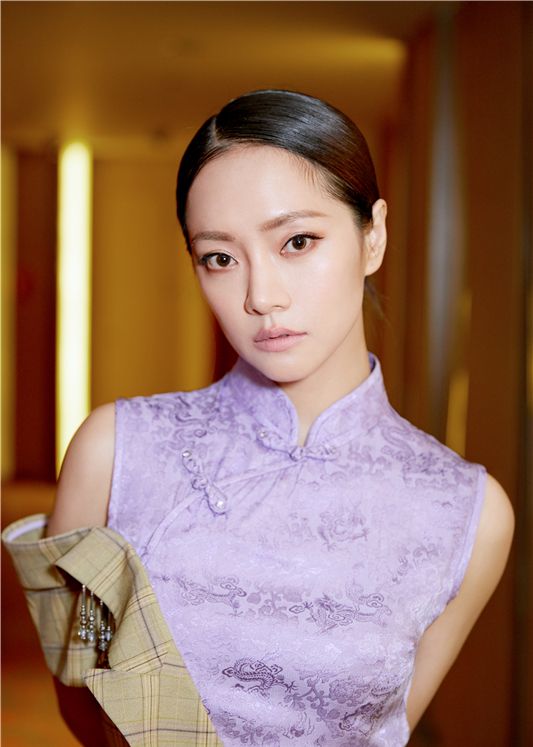 近日,演员杨壹童的一组旗袍写真释出,简约的紫色旗袍大胆与经典米色