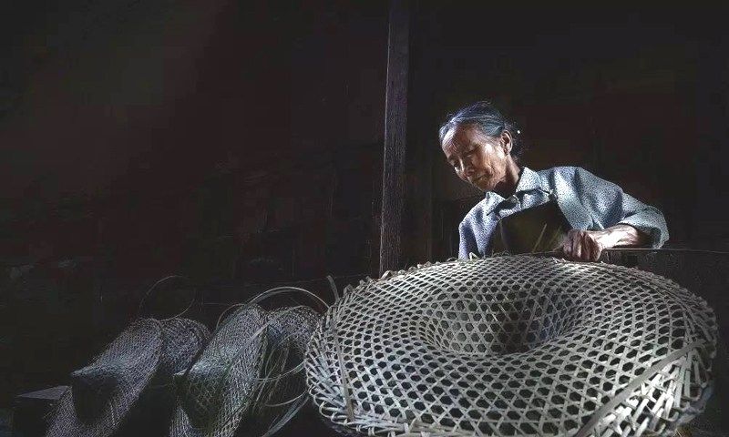 青箬笠,绿蓑衣,老手艺编斗笠,聆听竹篾条的交响乐_新浪新闻