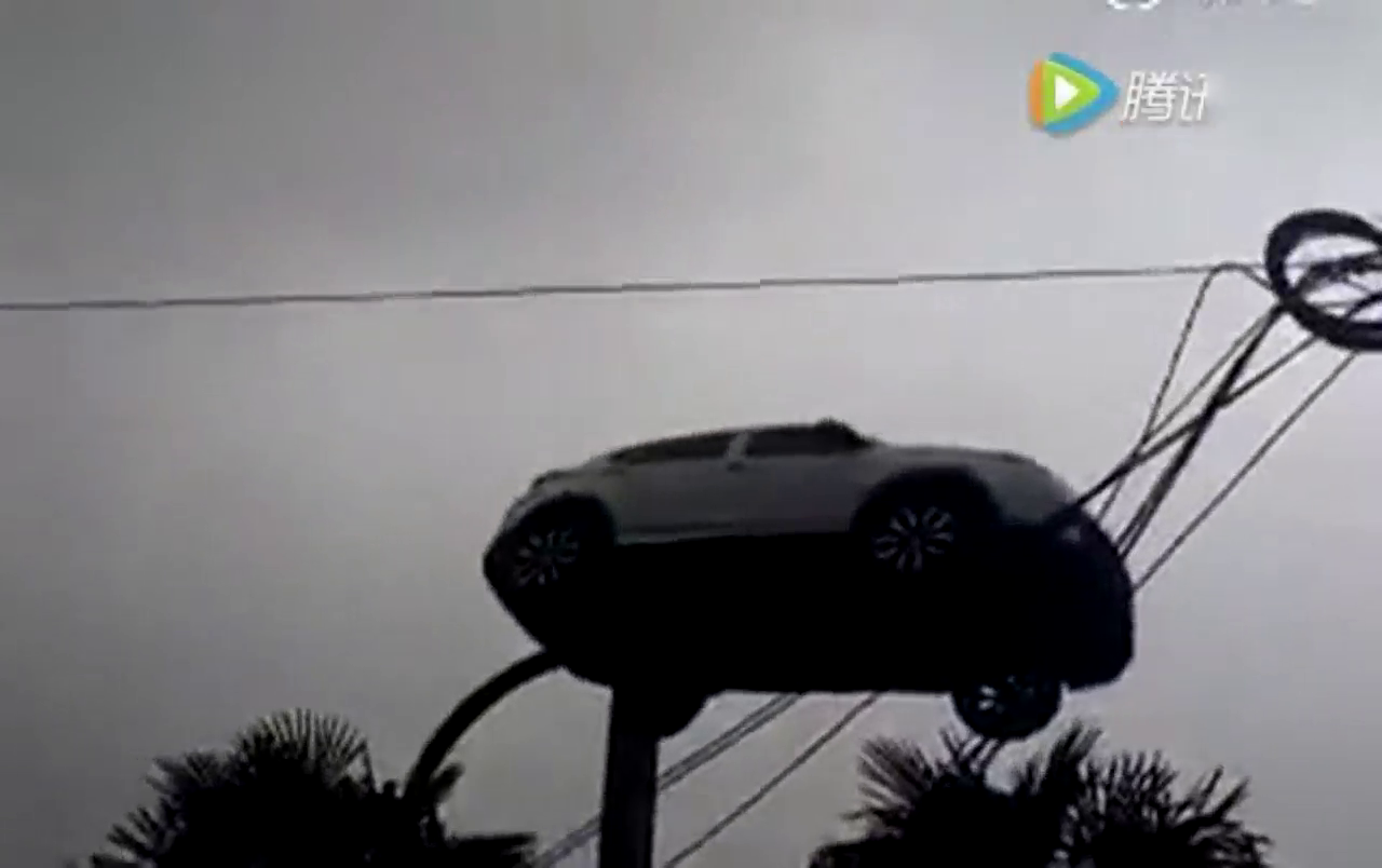 汽车撞电线杆上一分为二,照样能飙车,男子买来的驾驶证果然厉害