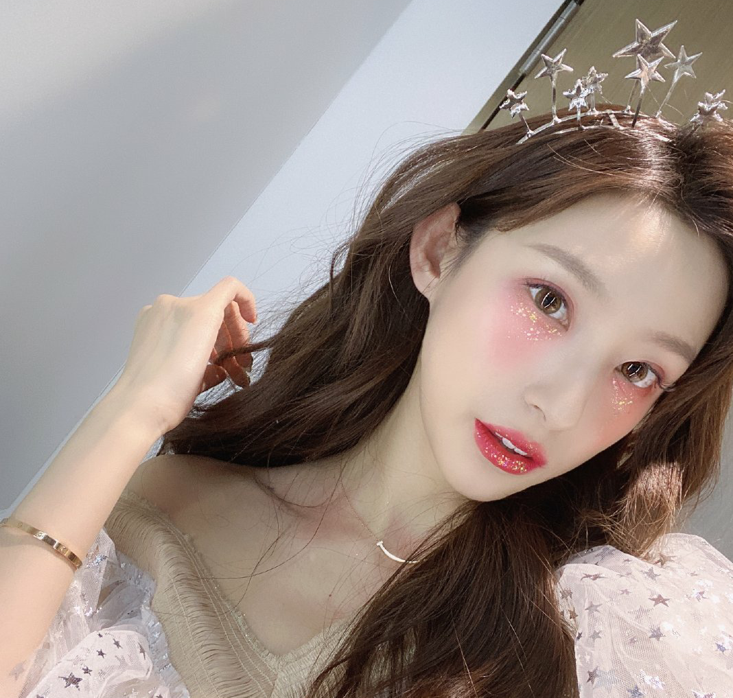 足球女主持人马凡舒晒出自己的自拍照片,一位颇受球迷喜欢的主播