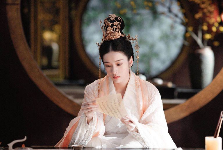 这是容乐化身成为漫夭后的剧照,虽然没有华丽的服装