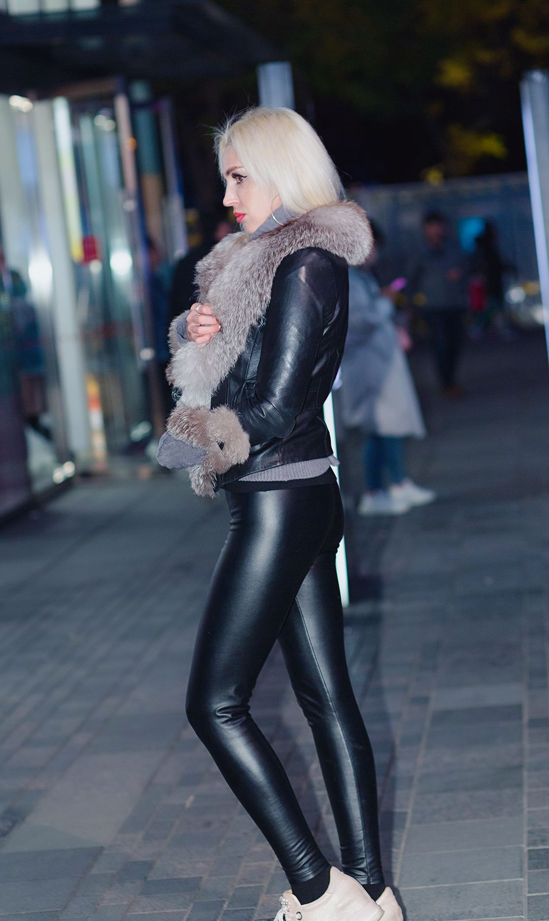 街拍:紧致的黑皮裤,最能凸显女性腿部之美|皮裤|腿部|胖美女_新浪新闻