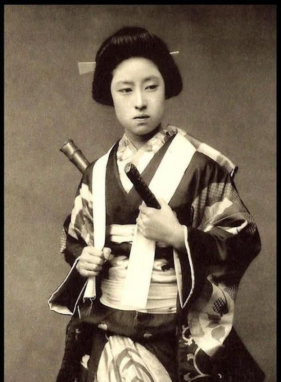 罕见的百年前日本女武士老照片,有着不一样的精神面貌
